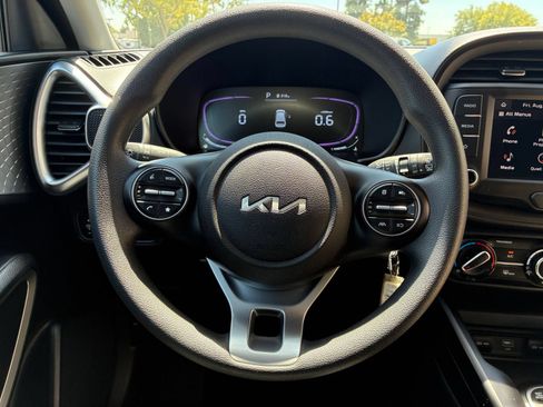 Used 2025 Kia Soul LX w/ LX Technology Package FWD image 24