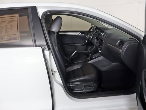 Used 2017 Volkswagen Jetta SE image 29