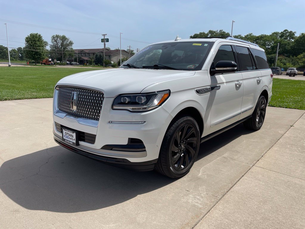 Used 2022 Lincoln Navigator Reserve AWD/4WD image 2