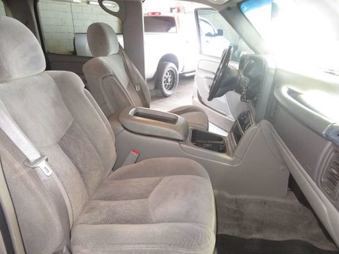 Used 2004 Chevrolet Suburban LS w/ Preferred Equipment Group AWD/4WD image 32