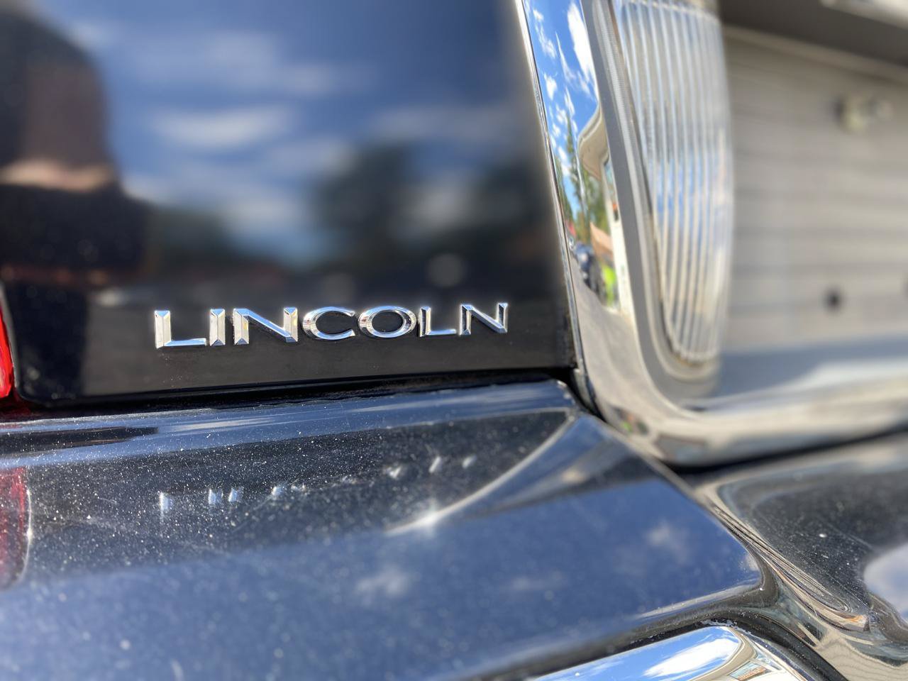 Used 2011 Lincoln Town Car Signature Limited RWD image 7