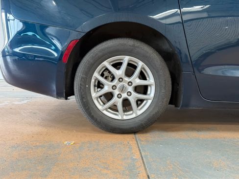 Used 2023 Chrysler Pacifica Touring-L FWD image 9
