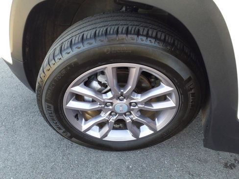 Used 2023 GMC Terrain SLT image 9