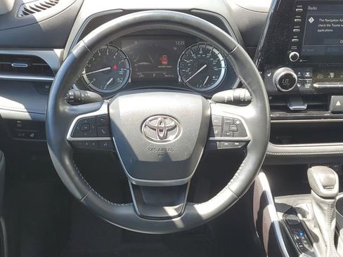 Used 2022 Toyota Highlander XLE AWD/4WD image 25