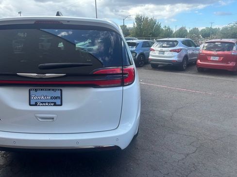 Used 2023 Chrysler Pacifica Touring-L FWD image 6