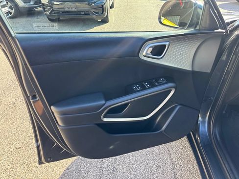 Used 2024 Kia Soul LX w/ Option Group 015 FWD image 9