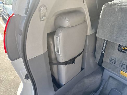 Used 2014 Toyota Sienna LE FWD image 28
