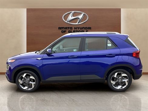 Used 2025 Hyundai Venue SEL image 2
