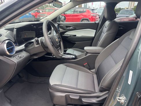Used 2025 Chevrolet Trax LT FWD image 25