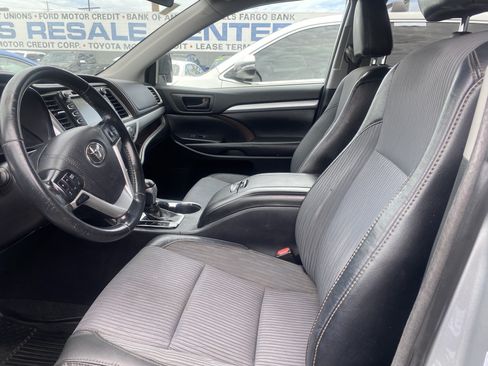 Used 2018 Toyota Highlander Plus FWD image 10