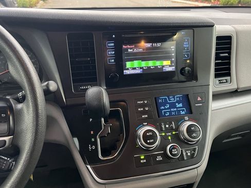 Used 2017 Toyota Sienna L image 19