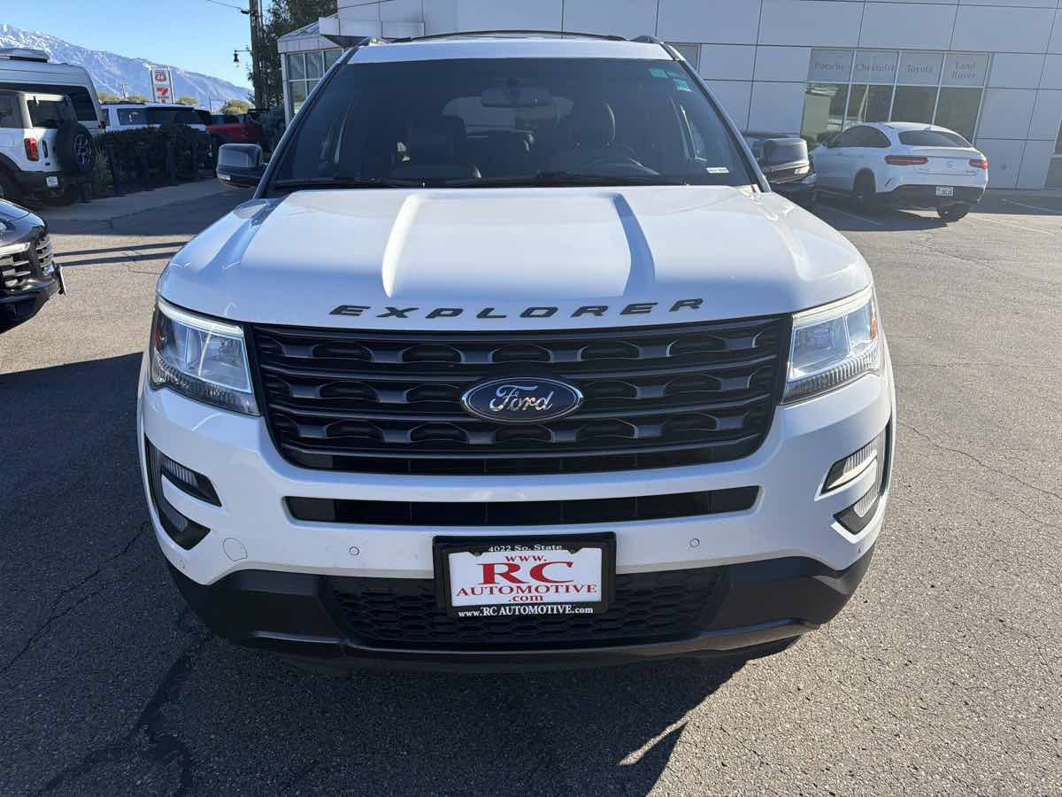 Used 2017 Ford Explorer XLT w/ Equipment Group 202A AWD/4WD image 8
