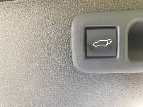 Used 2023 Toyota Highlander LE image 12