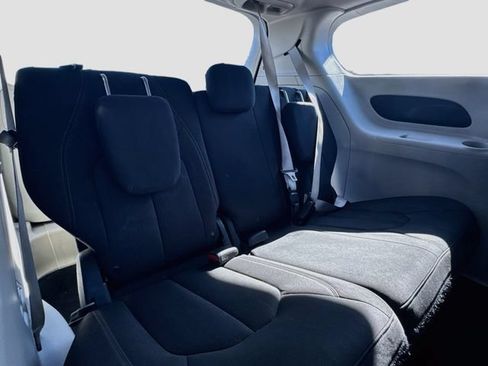 Used 2018 Chrysler Pacifica Touring Plus w/ Tire & Wheel Group FWD image 30