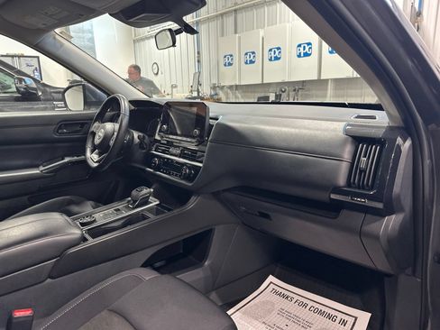 Used 2024 Nissan Pathfinder SV AWD/4WD image 32
