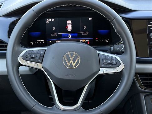 Certified 2022 Volkswagen Taos SE w/ Panoramic Sunroof Package image 10