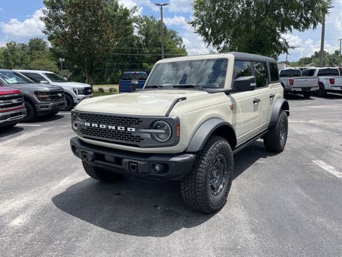New 2025 Ford Bronco Badlands image 3