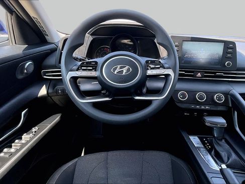 Used 2021 Hyundai Elantra SE FWD image 6