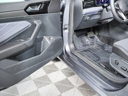 Used 2025 Volkswagen Jetta SEL FWD image 16