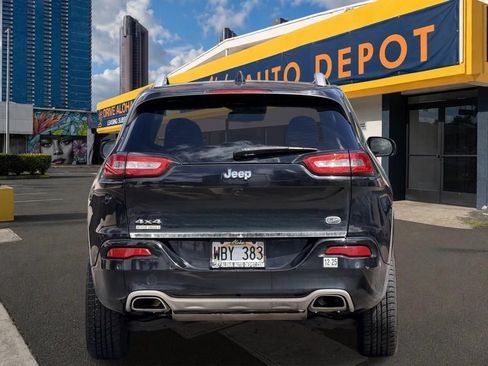 Used 2017 Jeep Cherokee Overland w/ Technology Group AWD/4WD image 4