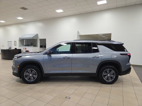 Used 2025 Chevrolet Traverse LT image 2