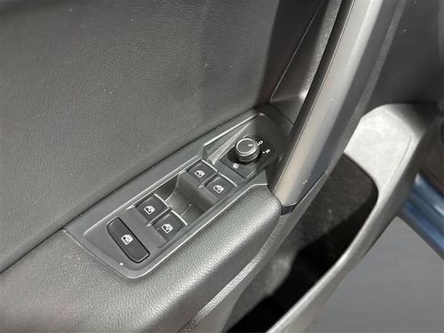 Used 2019 Volkswagen Tiguan SE w/ Panoramic Sunroof Package image 28