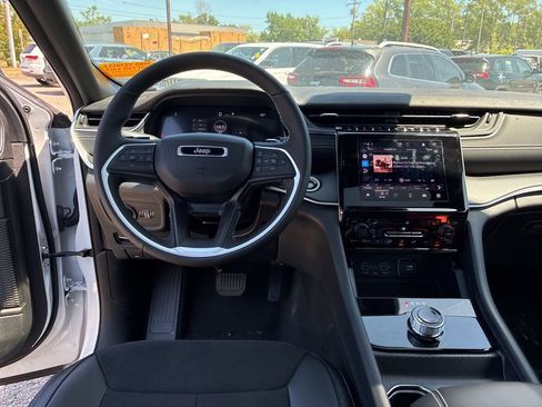 Used 2025 Jeep Grand Cherokee L Laredo image 24