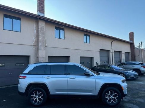 Used 2024 Jeep Grand Cherokee Limited RWD image 4