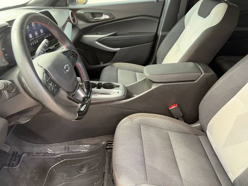 Used 2025 Chevrolet Trax RS FWD image 9
