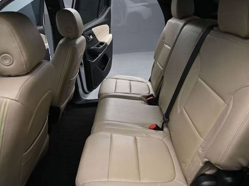 Used 2022 Chevrolet Traverse LS FWD image 16