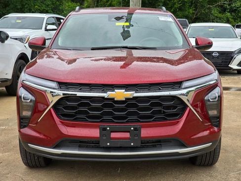 Used 2025 Chevrolet Trax LT FWD image 2