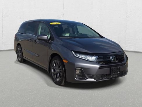Used 2025 Honda Odyssey Touring image 3