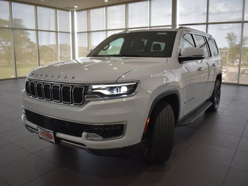 Used 2022 Jeep Wagoneer Series III AWD/4WD image 3
