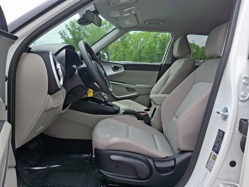 Certified 2025 Kia Soul LX w/ LX Technology Package FWD image 13