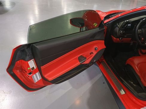 Used 2019 Ferrari 488 GTB RWD image 12
