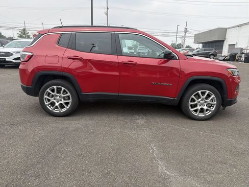 Used 2023 Jeep Compass Latitude AWD/4WD image 6