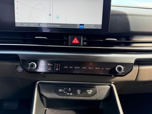 Used 2025 Kia Carnival FWD image 19