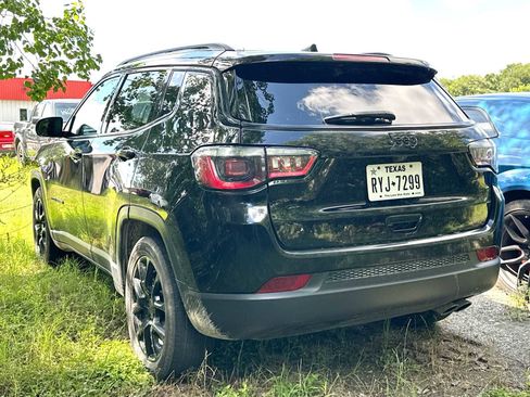 Used 2022 Jeep Compass Latitude FWD image 5