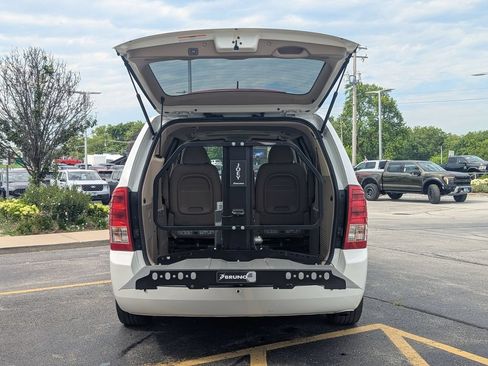 Used 2011 Kia Sedona EX w/ Luxury Pkg FWD image 23