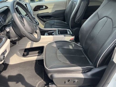 Used 2023 Chrysler Pacifica Limited FWD image 10