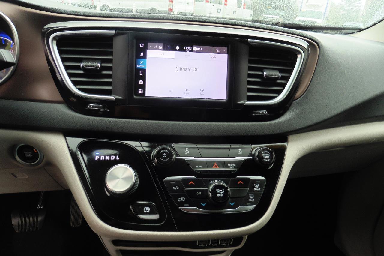 Used 2022 Chrysler Voyager LX FWD image 11
