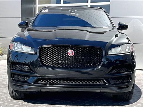 Used 2018 Jaguar F-PACE Premium image 2