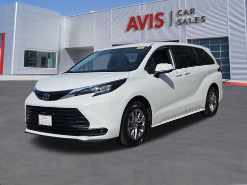 Used 2025 Toyota Sienna LE image 1