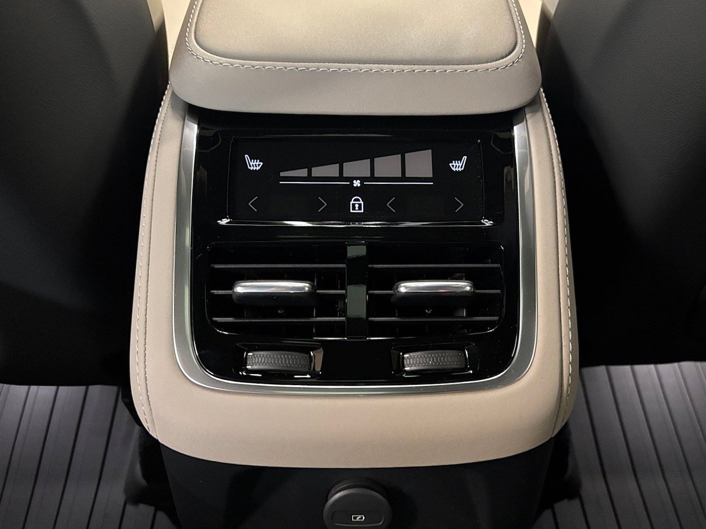 New 2026 Volvo XC90 T8 Plus w/ Protection Package AWD/4WD image 36