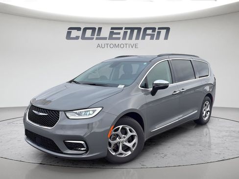 Used 2023 Chrysler Pacifica Limited w/ Uconnect Theater Family Group image 1