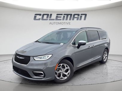 Used 2023 Chrysler Pacifica Limited w/ Uconnect Theater Family Group