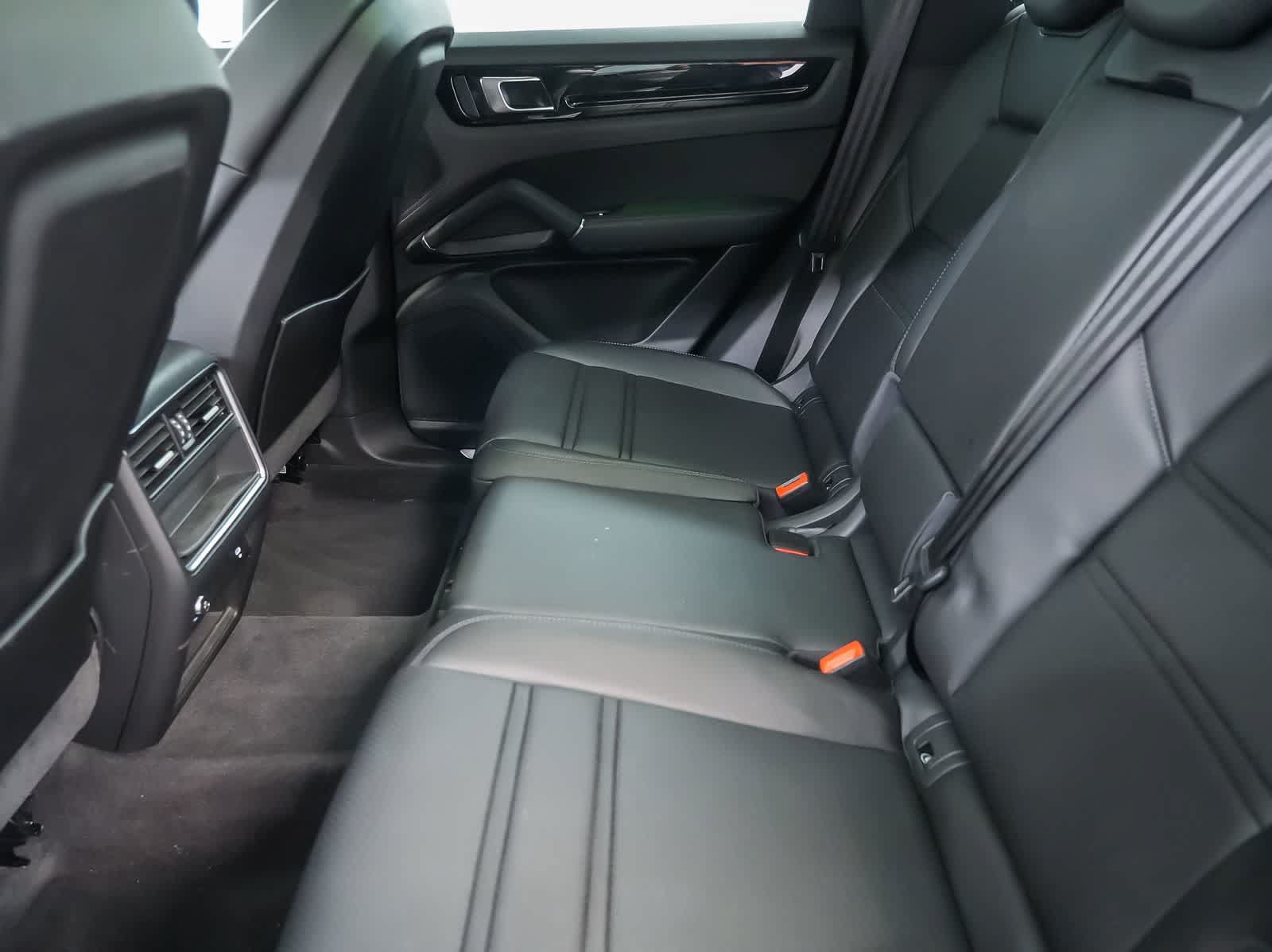 Certified 2023 Porsche Cayenne AWD/4WD image 18