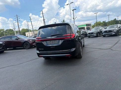 Used 2025 Chrysler Pacifica Select FWD image 11
