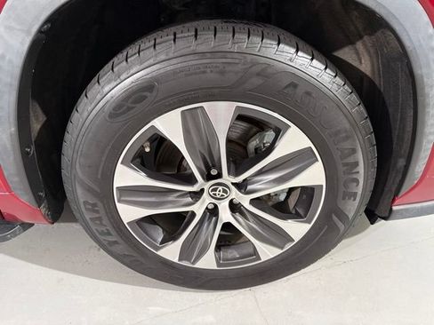 Used 2021 Toyota Highlander XLE FWD image 16