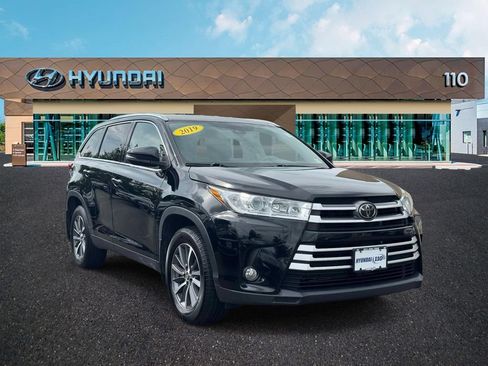 Used 2019 Toyota Highlander XLE AWD/4WD image 1